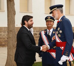 Su Majestad el Rey recibe el saludo del presidente de la Comunidad Autónoma de la Región de Murcia en funciones, Fernando López Miras