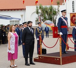 Su Majestad el Rey recibe honores militares