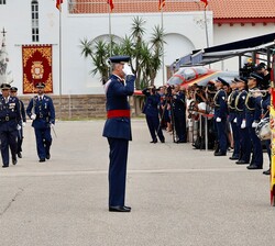 Don Felipe saluda a la Bandera Nacional