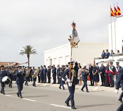 Momento del desfile de los nuevos tenientes a su paso por la tribuna