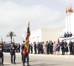 La Bandera Nacional a su paso por la tribuna durante el desfile