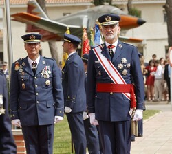 Su Majestad el Rey es despedido tras el acto de entrega de los Reales Despachos en la Academia General del Aire