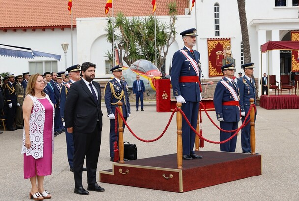 Su Majestad el Rey recibe honores militares