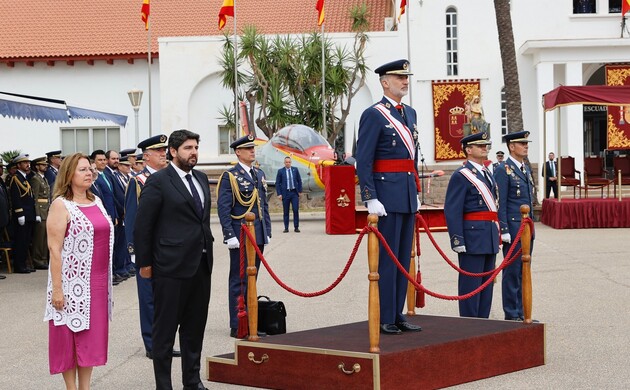 Su Majestad el Rey recibe honores militares