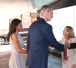 A su llegada, Sus Majestades los Reyes reciben los saludos de las autoridades