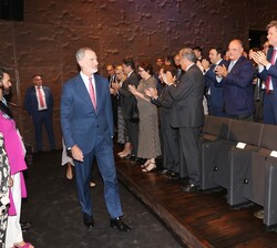 Sus Majestades los Reyes son recibidos entre aplausos por los asistentes