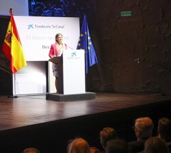 Intervención de Nuria Oliva como representante de los antiguos becarios de "La Caixa"