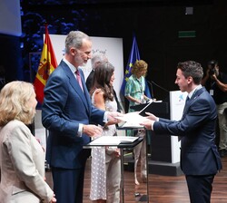 Sus Majestades los Reyes hacen entrega de las becas