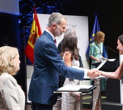Sus Majestades los Reyes durante la entrega de las becas de "La Caixa"