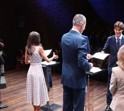 Don Felipe y Doña Letizia durante la entrega de las becas