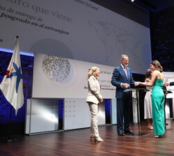 Entrega por parte de Sus Majestades los Reyes de las becas de la Fundación "La Caixa"