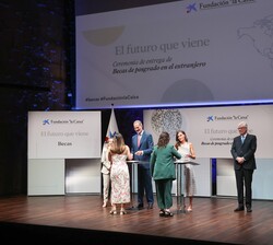 Don Felipe y Doña Letizia felicitan a los universitarios que reciben la beca