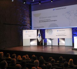 Don Felipe durante su intervención tras la entrega de las becas de posgrado en el extranjero de la Fundación “la Caixa”