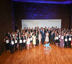 Fotografía de grupo de Sus Majestades los Reyes junto a los becarios que acaban de recibir las becas de posgrado en el extranjero de la Fundación &quo
