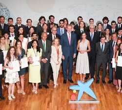 Sus Majestades los Reyes junto a los becarios que acaban de recibir las becas de posgrado en el extranjero de la Fundación "La Caixa"