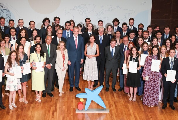 Sus Majestades los Reyes junto a los becarios que acaban de recibir las becas de posgrado en el extranjero de la Fundación "La Caixa"