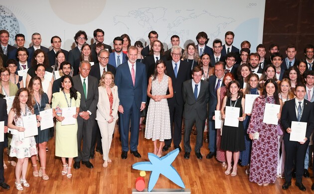 Sus Majestades los Reyes junto a los becarios que acaban de recibir las becas de posgrado en el extranjero de la Fundación "La Caixa"