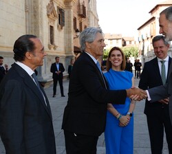 Su Majestad el Rey recibe el saludo del rector magnífico de la Universidad de Alcalá, José Vicente Saz