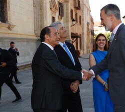 Su Majestad el Rey recibe el saludo del presidente del Consejo Asesor del Instituto Universitario de Investigación Benjamin Franklin de la Universidad