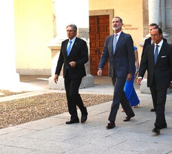 Su Majestad el Rey se dirige al patio de filósofos