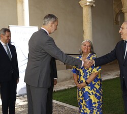 Don Felipe recibe el saludo del director del Instituto Franklin, José Antonio Gurpegui