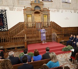 Lectura del acta de concesión a cargo de la maestra de ceremonias, Esperanza Cerdá, secretaria académica del Instituto Franklin 