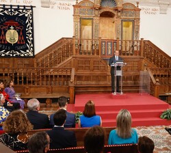 El presidente del Consejo Asesor del Instituto Universitario de Investigación Benjamin Franklin pronuncia la “laudatio” sobre la premiada