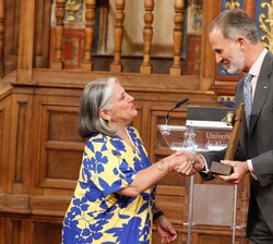 Su Majestad el Rey hace entrega del "VI Galardón Camino Real" a doña Ana Fernández-Sesma