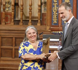 Su Majestad el Rey hace entrega a doña Ana Fernández-Sesma del "VI Galardón Camino Real" 
