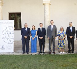 Don Felipe, acompañado de la premiada con el "VI Galardón Camino Real" y autoridades invitadas al acto