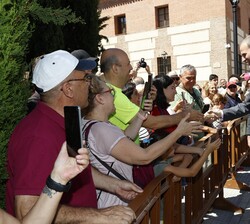Su Majestad el Rey recibe el saludo del público congregado en las inmediaciones del Paraninfo de la Universidad de Alcala