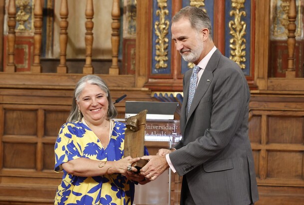 Su Majestad el Rey hace entrega a doña Ana Fernández-Sesma del "VI Galardón Camino Real" 