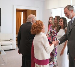 Sus Majestades los Reyes y SS.AA.RR. la Princesa de Asturias y la Infanta Doña Sofía reciben el saludo de los asistentes a la audiencia