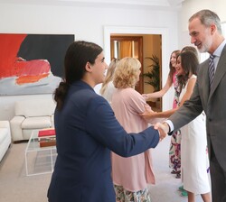 Sus Majestades los Reyes y SS.AA.RR. la Princesa de Asturias y la Infanta Doña Sofía reciben el saludo de los alumnos asistentes
