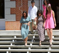 Su Alteza Real la Infanta Doña Sofía se dirije a los jardines para la fotografía de grupo acompañada de los alumnos