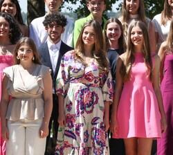 SS.AA.RR. la Princesa de Asturias y la Infanta Doña Sofía junto a los alumnos que asistieron a la audiencia