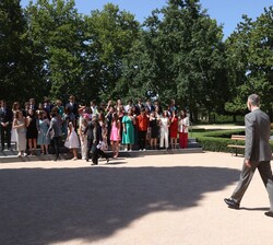 Sus Majestades los Reyes se dirigen a los jardines para la realización de la fotografía de grupo