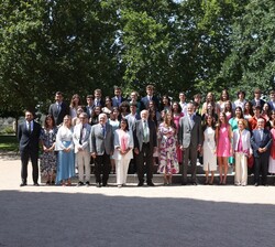 Sus Majestades los Reyes y SS.AA.RR. la Princesa de Asturias y la Infanta Doña Sofía junto a los asistentes a la audiencia del Patronato de la Fundaci