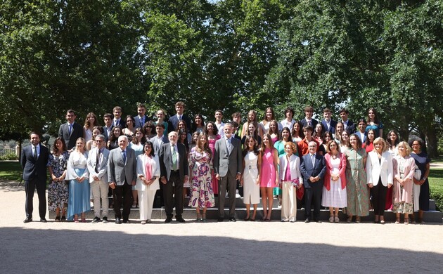 Sus Majestades los Reyes y SS.AA.RR. la Princesa de Asturias y la Infanta Doña Sofía junto a los asistentes a la audiencia del Patronato de la Fundaci
