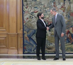 Su Majestad el Rey recibe el saludo del Presidente de la República de Chile, Gabriel Boric Font