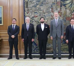 Su Majestad el Rey y el Presidente de la República de Chile, Gabriel Boric Font, junto a las autoridades que les acompañan para el encuentro