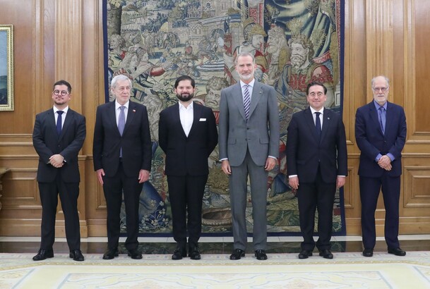 Su Majestad el Rey y el Presidente de la República de Chile, Gabriel Boric Font, junto a las autoridades que les acompañan para el encuentro