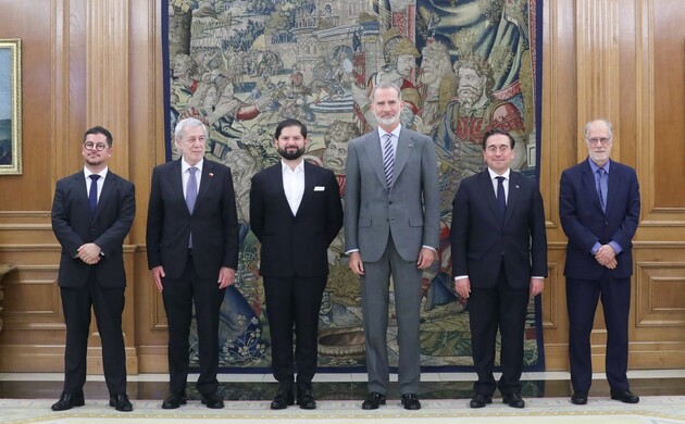 Su Majestad el Rey y el Presidente de la República de Chile, Gabriel Boric Font, junto a las autoridades que les acompañan para el encuentro