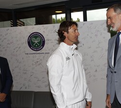 Su Majestad el Rey saluda a Juan Carlos Ferrero, coach de Carlos Alcaraz