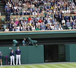 Don Felipe, durante el transcurso del encuentro que disputaron Novak Djokovic y Carlos Alcaraz en la pista central de Wimbledon