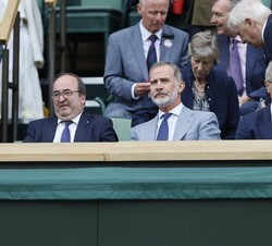 Su Majestad el Rey, en el All England Lawn Tennis & Croquet Club, en Londres, acompañado del ministro de Cultura y Deporte, Miquel Iceta; y el emb