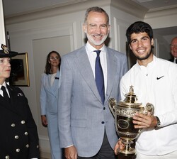 Su Majestad el Rey junto al nuevo campeón de Wimbledon, Carlos Alcaraz