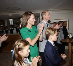 Su Majestad el Rey junto a los príncipes de Gales