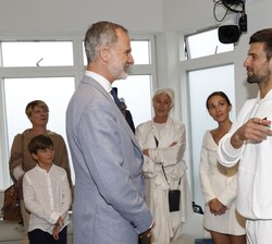 Su Majestad el Rey conversa con Djokovic tras la finalización del partido