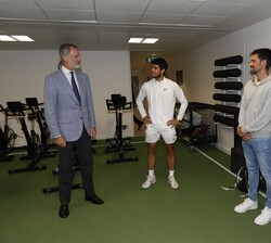 Su Majestad el Rey felicita a Carlos Alcaraz tras el final del partido